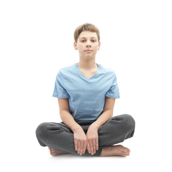 Kleiner Junge sitzt in einer Lotusposition — Stockfoto