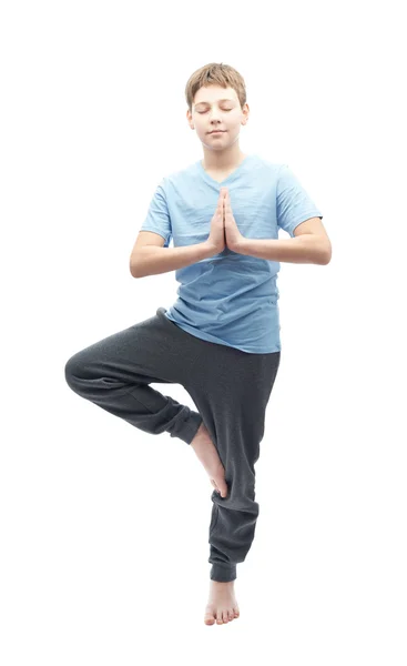 Jonge jongen doen yoga — Stockfoto