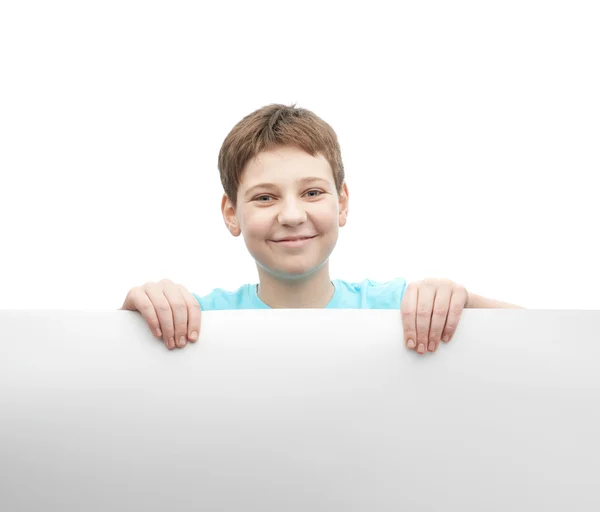 Glücklicher kleiner Junge mit einem Blatt Papier — Stockfoto