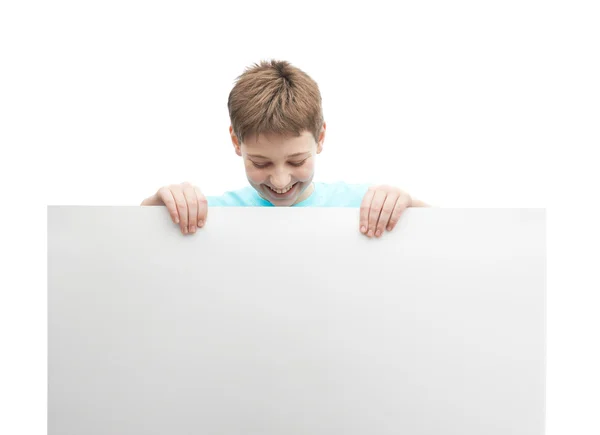 Glücklicher kleiner Junge mit einem Blatt Papier — Stockfoto