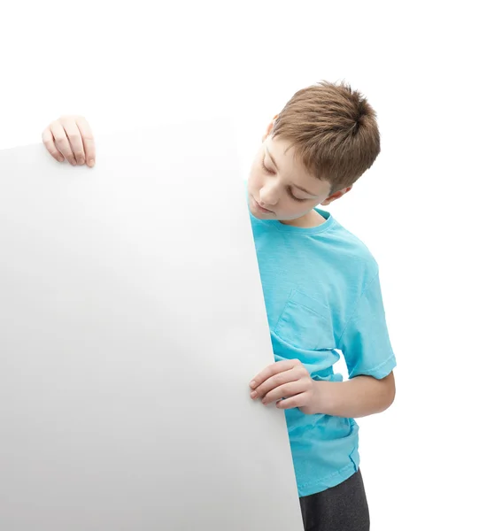Ernster kleiner Junge mit einem Blatt Papier — Stockfoto