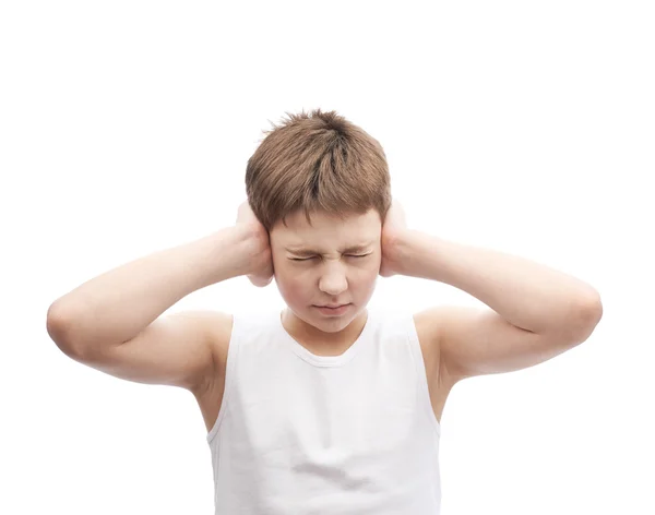 Jongen die zijn beide oren met armen — Stockfoto