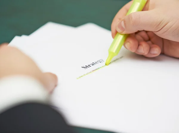 Markierung von Wörtern in einer Strategiedefinition — Stockfoto