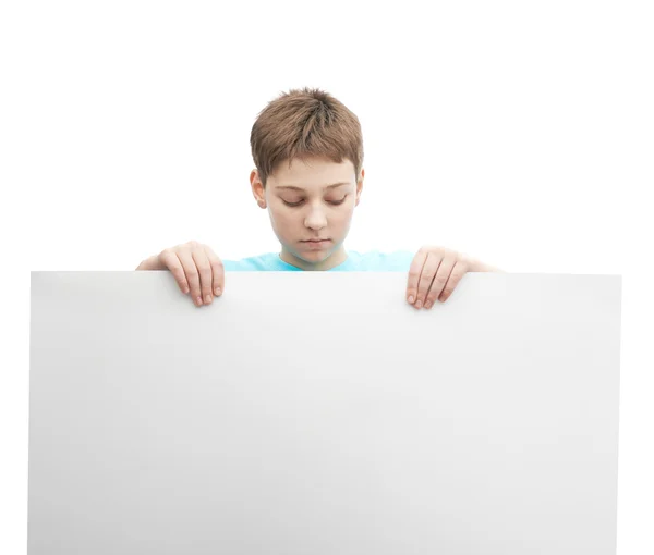 Kleiner Junge mit einem Blatt Papier — Stockfoto