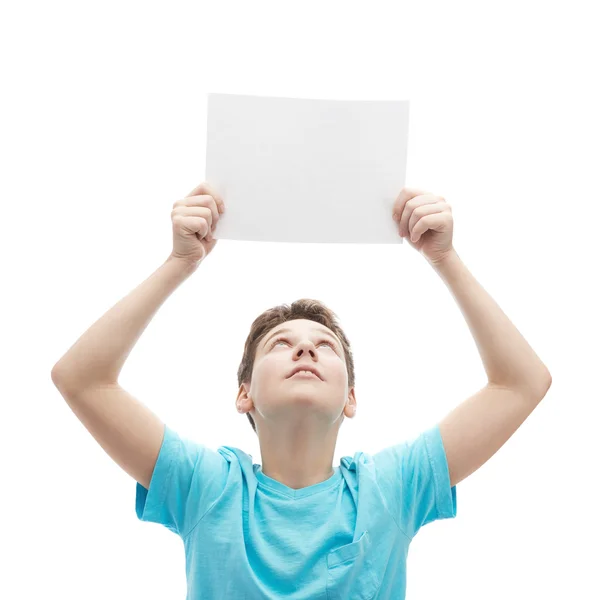 Kleiner Junge mit einem Blatt Papier — Stockfoto