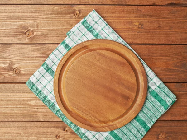Скатерть или полотенце над деревянным столом — стоковое фото