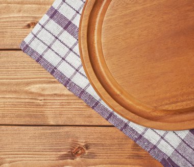Masa örtüsü veya ahşap masa üzerinde havlu