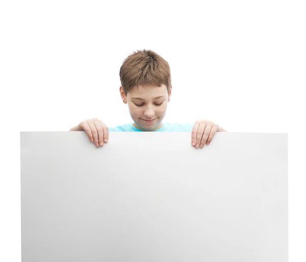 Glücklicher kleiner Junge mit einem Blatt Papier — Stockfoto