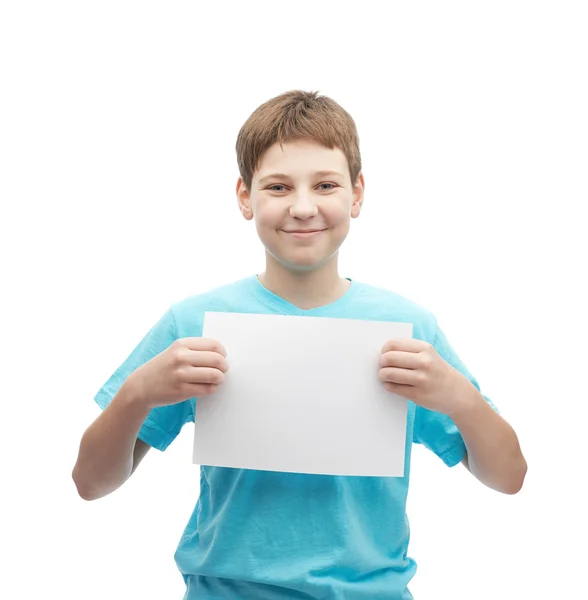 快乐微笑的年轻男孩，用一张纸 — 图库照片