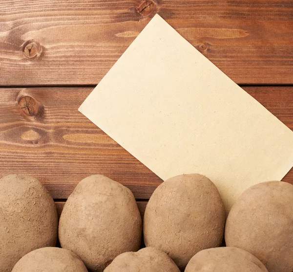 Pilha de batatas contra papel — Fotografia de Stock