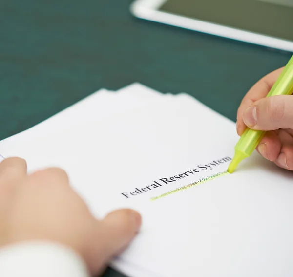 Markering van woorden in een systeemdefinitie van het federal reserve — Stockfoto