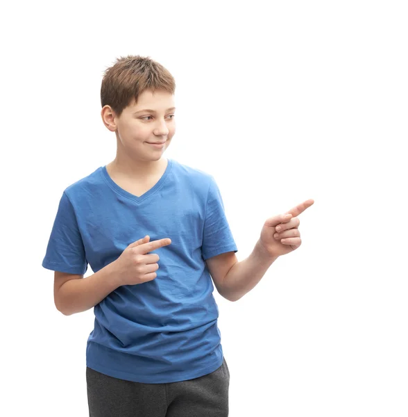 Junge in blauem T-Shirt deutet auf Kopierraum — Stockfoto