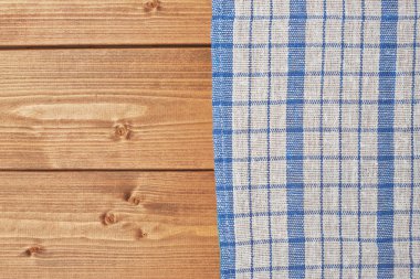 Ahşap masa üzerinde havlu