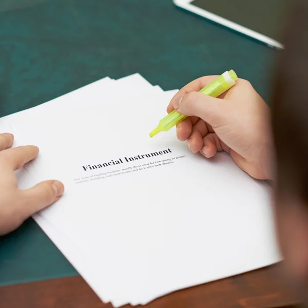 Marcação de palavras numa definição de instrumento financeiro — Fotografia de Stock