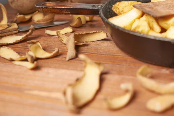 Cozinhar batatas fritas francesas — Fotografia de Stock