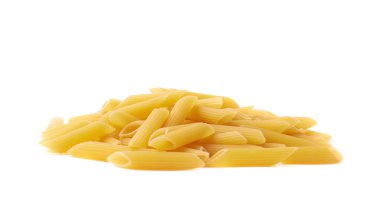 Kuru sarı penne makarna yığını