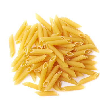 Kuru sarı penne makarna yığını