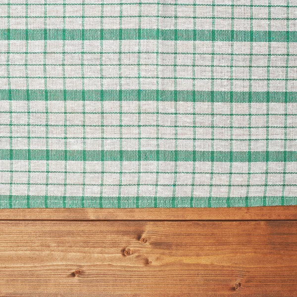 Рушник над дерев'яним столом — стокове фото