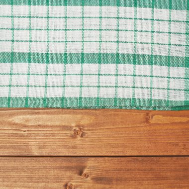 Ahşap masa üzerinde havlu