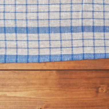 Ahşap masa üzerinde havlu