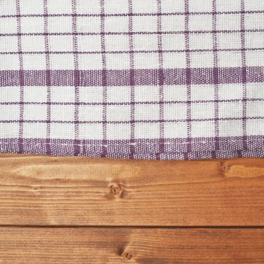 Ahşap masa üzerinde havlu