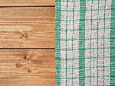 Ahşap masa üzerinde havlu