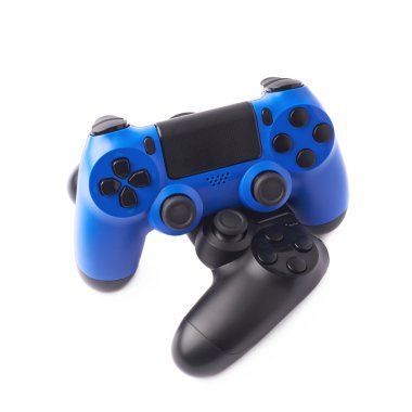 İki oyun konsolu controllerst