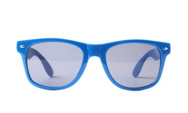 Karanlık plastik güneş gözlüğü