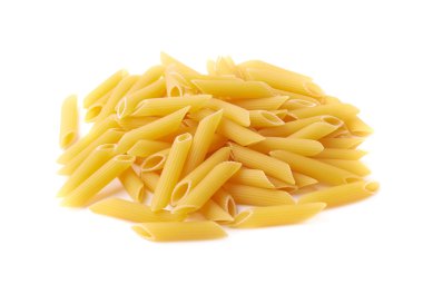 Kuru sarı penne makarna yığını