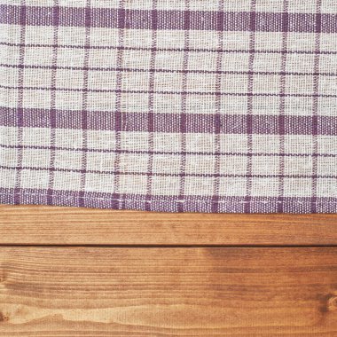 ahşap masa üzerinde havlu