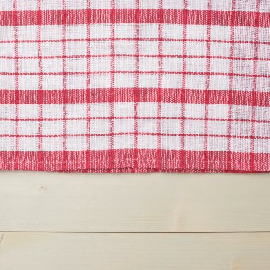 ahşap masa üzerinde havlu