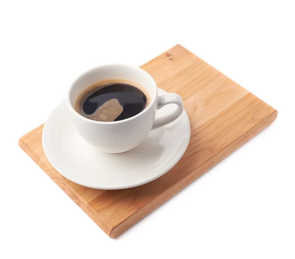 Tasse fraîche de café sur une planche de service — Photo