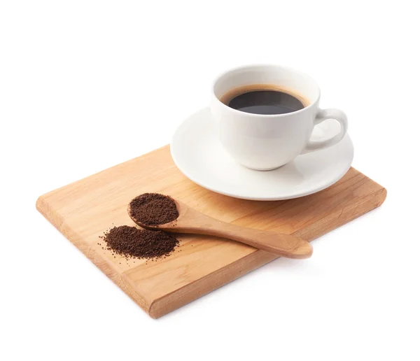 Löffel gemahlener Kaffee und Tasse auf einem Teller — Stockfoto