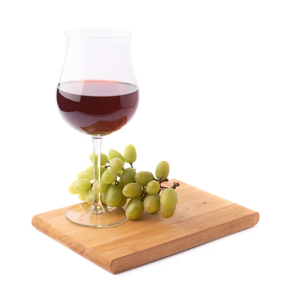 Copa de vino tinto junto a una rama de uva —  Fotos de Stock