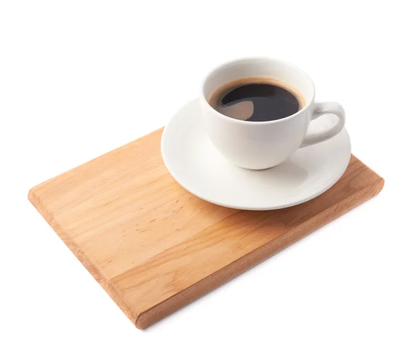 Frische Tasse Kaffee auf einem Servierbrett — Stockfoto