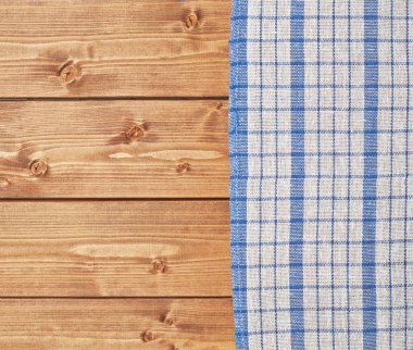 Ahşap masa üzerinde havlu