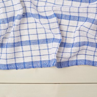 Ahşap masa üzerinde havlu