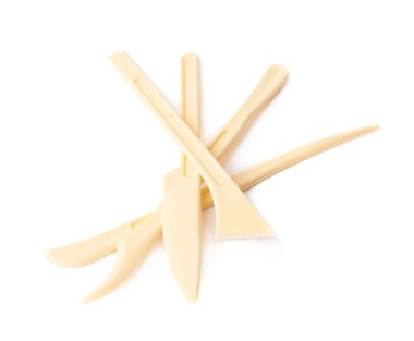 Plastik bıçak araçları yığını