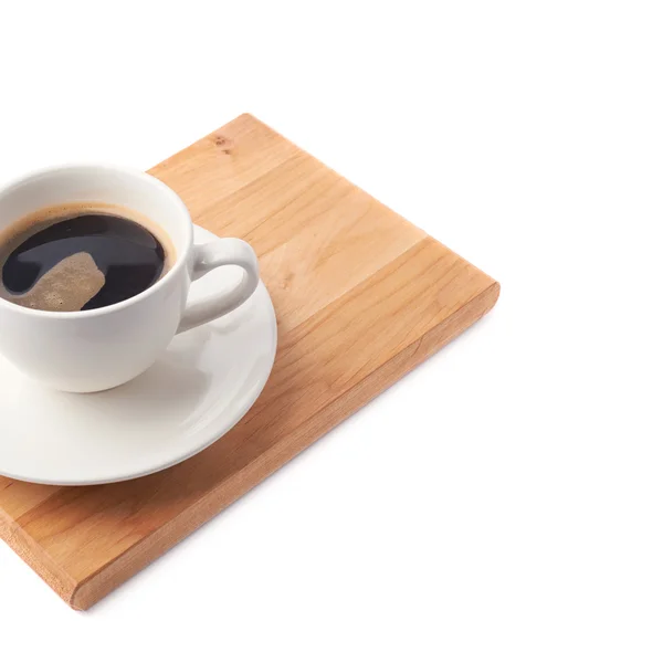 Tasse fraîche de café sur une planche de service — Photo