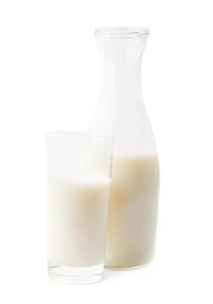 Glas melk naast fles — Stockfoto