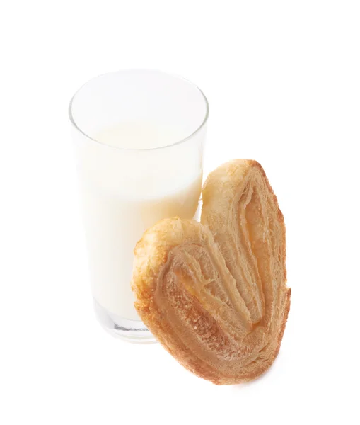 Verre de lait et biscuit en forme de coeur — Photo