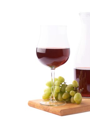 üzüm bir dalı yanında kırmızı şarap