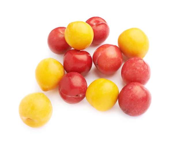 Pilha de ameixas amarelas e vermelhas — Fotografia de Stock