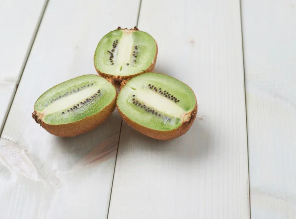 Trei jumătăți de fructe kiwi compoziție — Fotografie, imagine de stoc