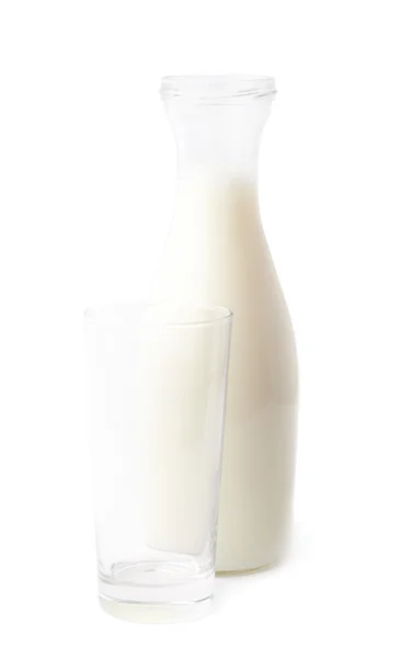 Glas melk naast fles — Stockfoto