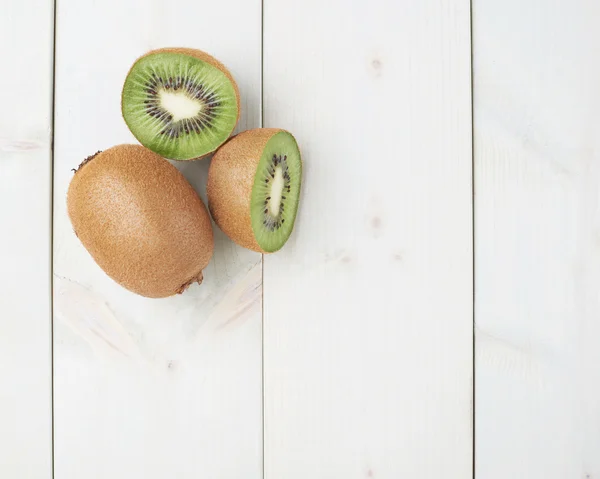 Two sliced kiwifruits — Stock Photo, Image