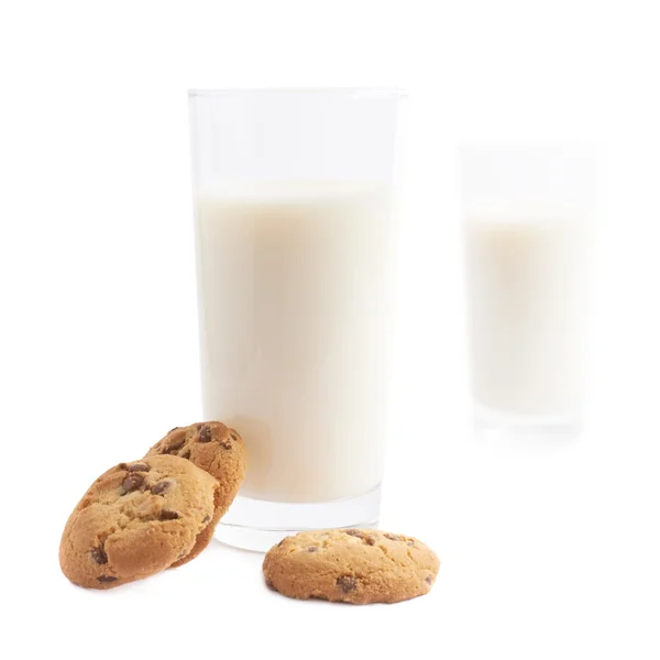 Pliki cookie i szklanki mleka — Zdjęcie stockowe