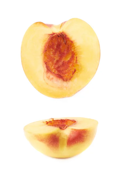 Knip open nectarine helft geïsoleerd — Stockfoto