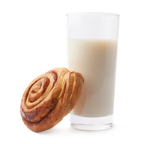 Rolă de scorțișoară și pahar de lapte — Fotografie, imagine de stoc