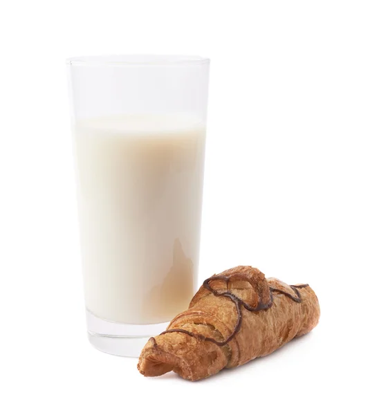 Croissant y vaso de leche — Foto de Stock